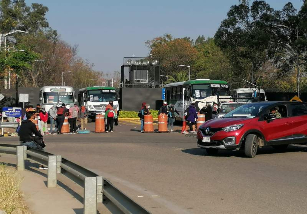 Normalistas bloquean aeropuerto de Oaxaca