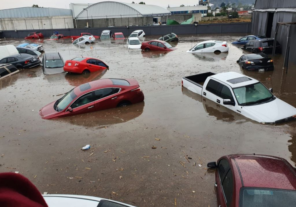 Lluvias en Edomex provocan inundación en estacionamiento