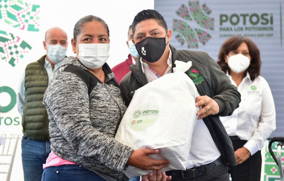 Inicia Ricardo Gallardo entrega de becas alimentarias