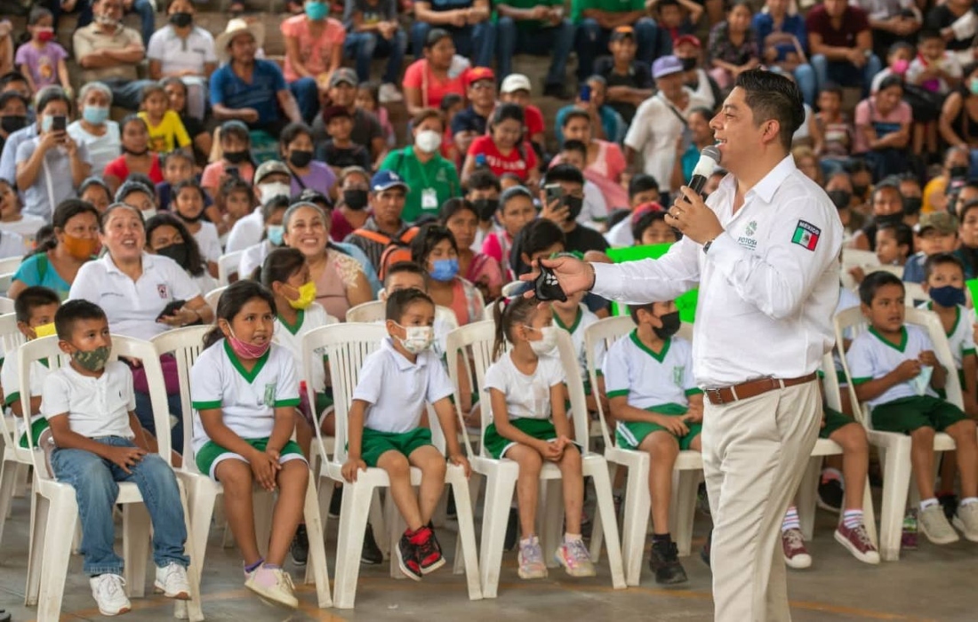 Padres contentos por apoyos brindados en Tampamolón Corona