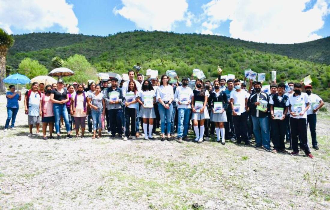 Ricardo Gallardo dona libros de texto a estudiantes del Cobach