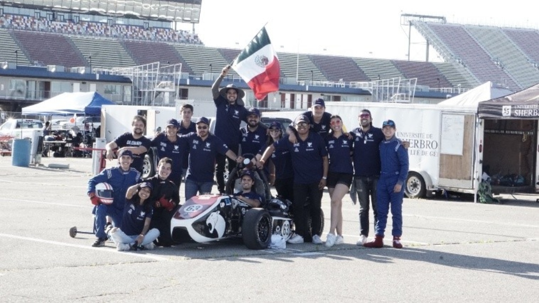 Estudiantes de Guadalajara desarrollan auto de carreras