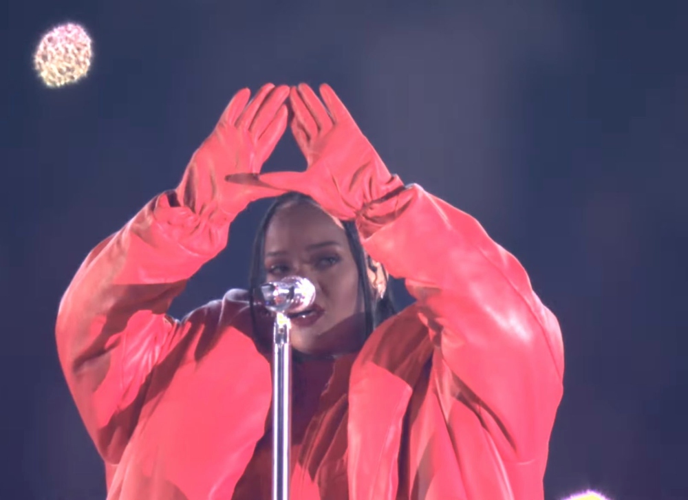 Rihanna realiza señal extraña en el Super Bowl LVII