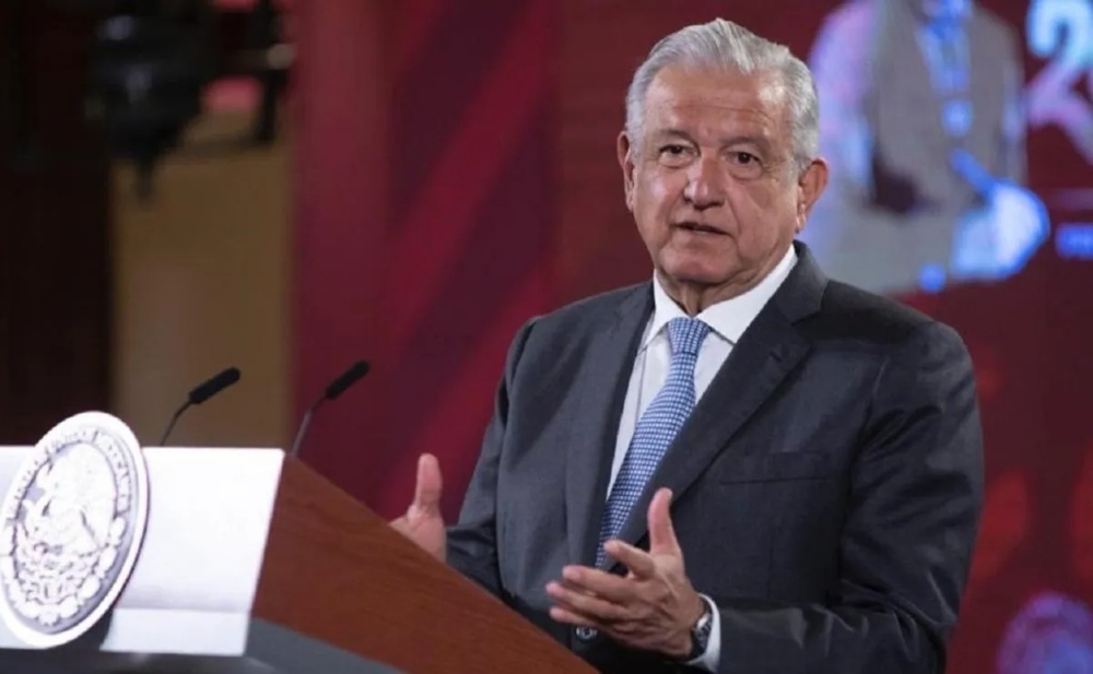 AMLO pide a mujeres marchas pacíficas