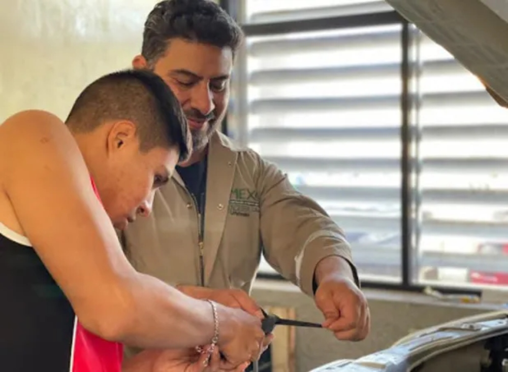 Estudiantes de Guanajuato transforman coche de combustible a eléctrico