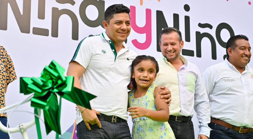 Ricardo Gallardo lleva sonrisas y regalos a niñas y niños de la Huasteca