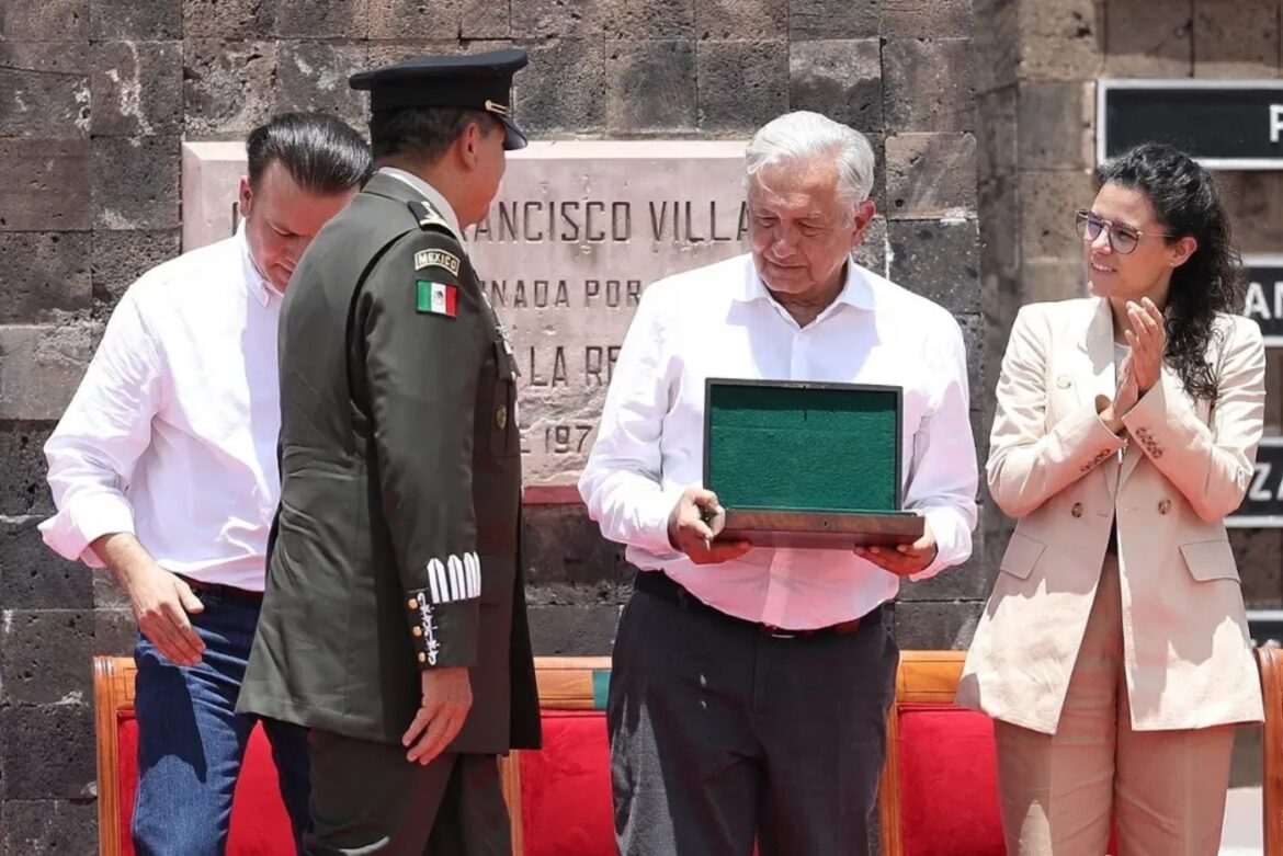 Entrega AMLO revólver de Pancho Villa en su centenario luctuoso