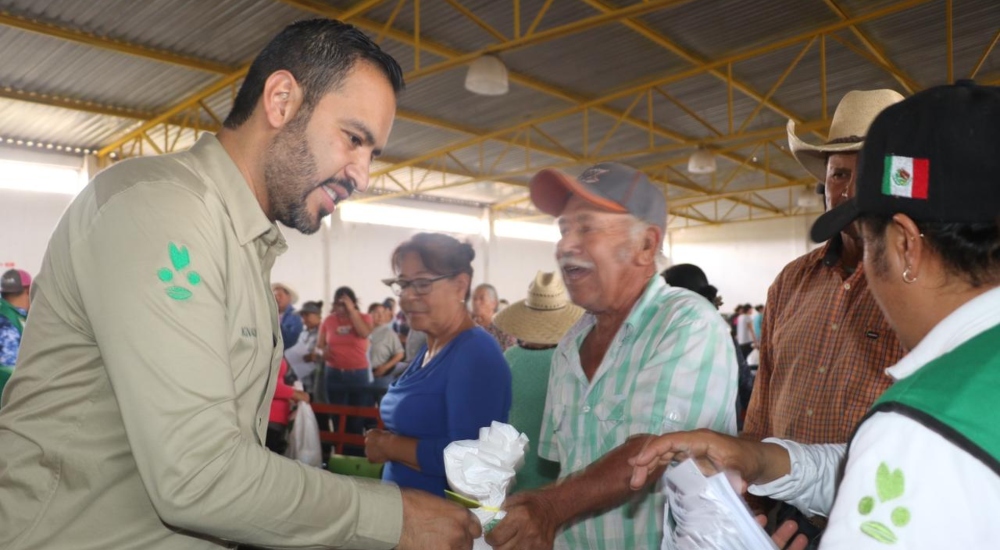 Nacho Segura entrega becas alimentarias a familias de Villa de Ramos