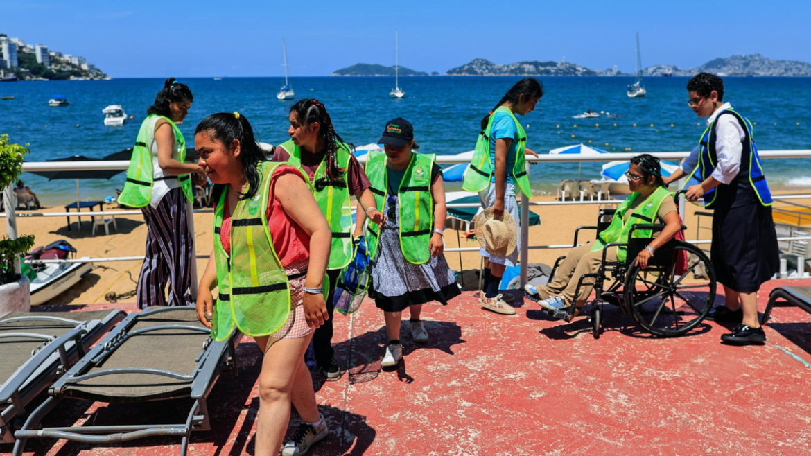 Acapulco destaca en inclusión con visita de niñas con discapacidad al mar y parque adaptado