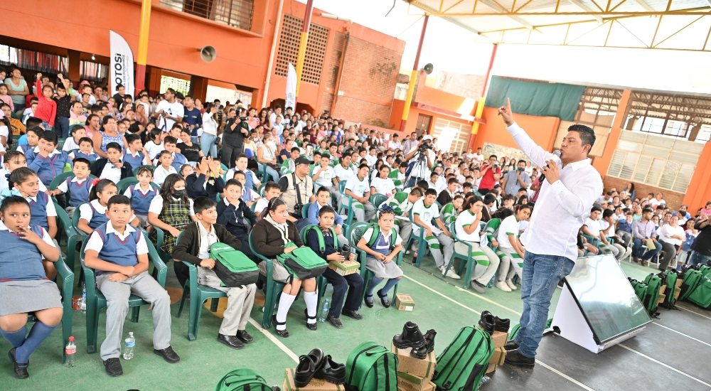 Cerritos recibe el respaldo educativo de Ricardo Gallardo con entrega de útiles escolares