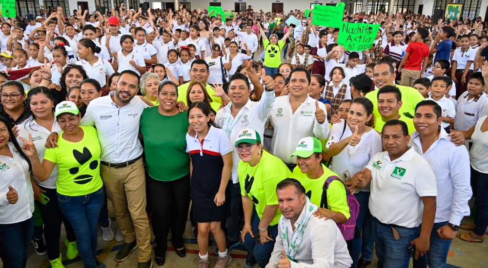 Ricardo Gallardo impulsa la educación en Axtla de Terrazas con kits escolares