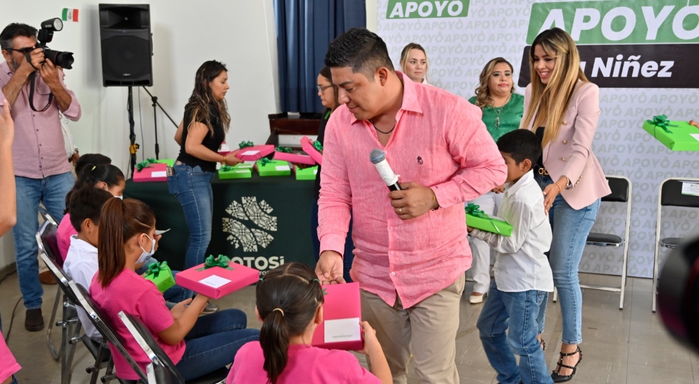 Ricardo Gallardo brinda herramientas digitales para la educación a niños de casas hogar