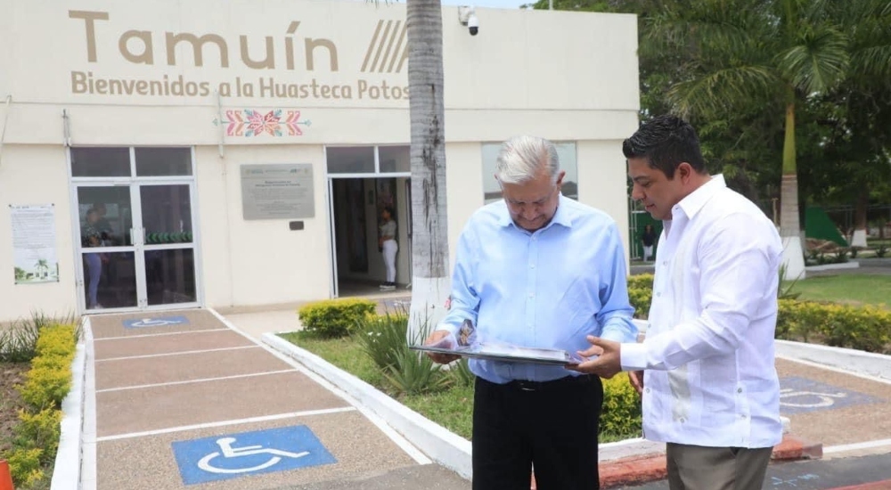 López Obrador y Ricardo Gallardo supervisan ampliación del aeropuerto Tamuín